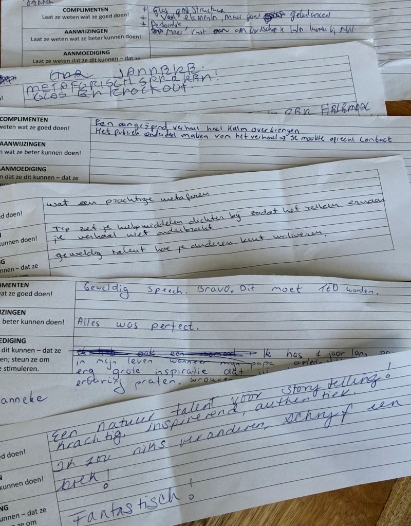 Handgeschreven feedbackkaartjes van de Toastmasters-avond, met opmerkingen als geweldige speech, dit moet TED worden en schrijf een boek.