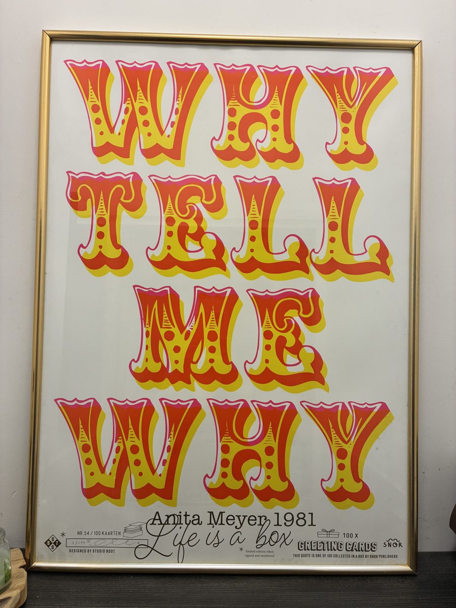 Ingelijste poster Why Tell Me Why van Anita Meyer uit 1981, in rood, geel en roze letters.